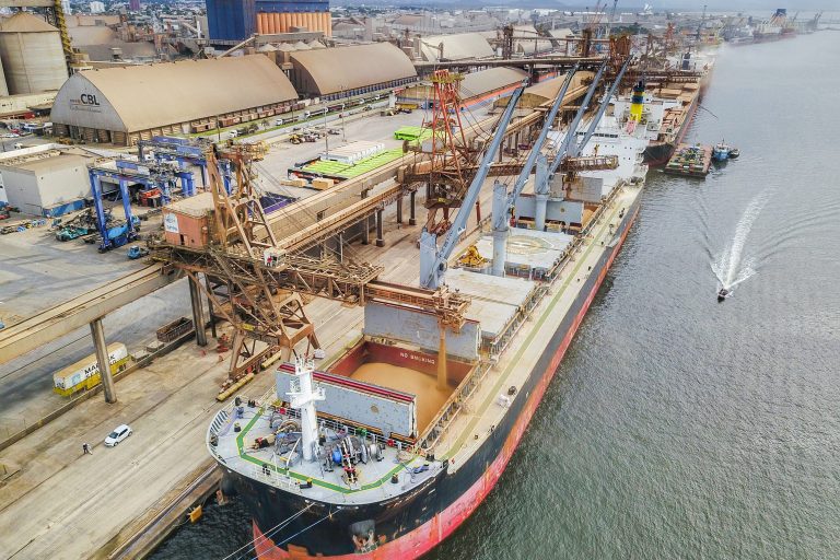 Transporte - barcos e portos - navios exportação comércio exterior cargas commodities infraestutura portuária (porto de Paranaguá-PR)