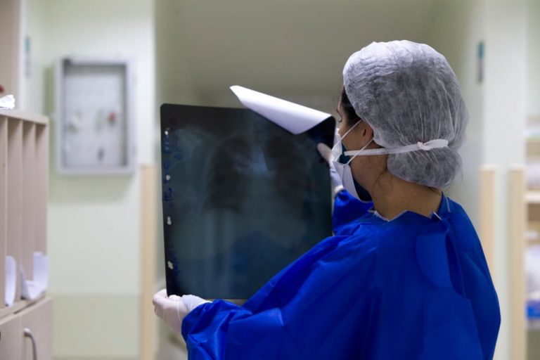 Médica analisado exame de Raio X 