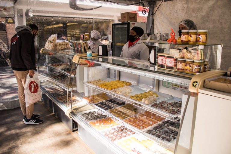 Economia - indústria e comércio- empreendedor - Banca da Associação dos produtores de doce no calçadão - pequeno negócio - MEI