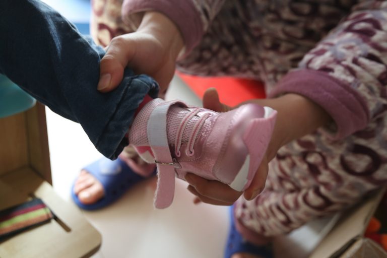 Pezinho de criança com atrofia muscular espinhal, doença neuromuscular rara que muitas vezes leva à morte precoce