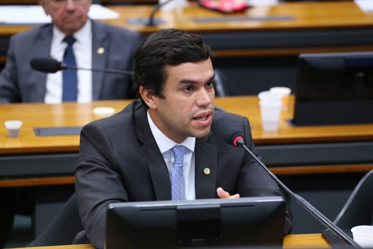 deputado beto pereira em reunião de comissão