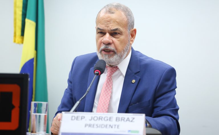Deputado Jorge Braz fala ao microfone
