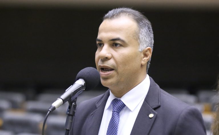 Deputado Filipe Martins (PL-TO) fala no Plenário da Câmara dos Deputados