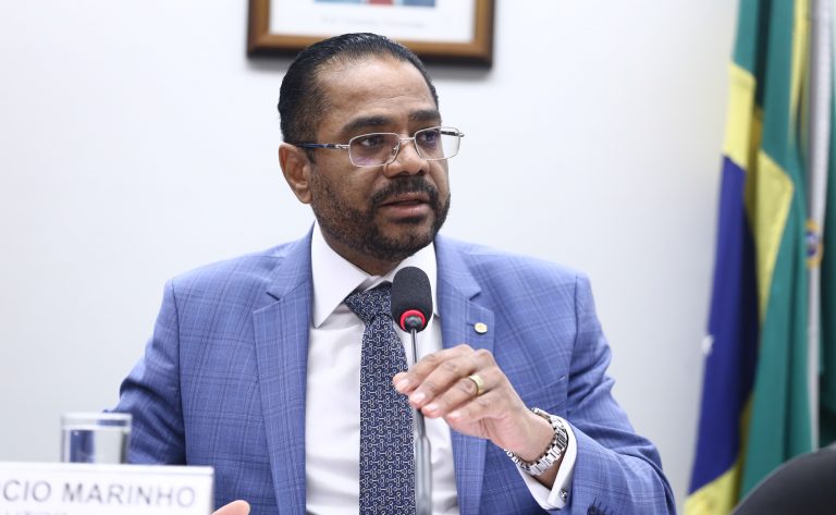 Deputado Márcio Marinho (Republicanos-BA) fala em comissão da Câmara dos Deputados