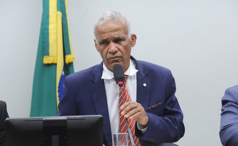 Pastor Sargento Isidório em reunião de comissão