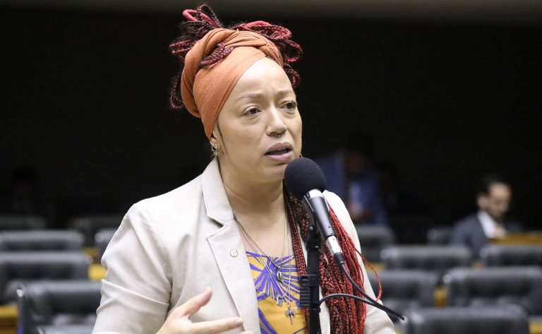 Deputada Daiana Santos fala ao microfone