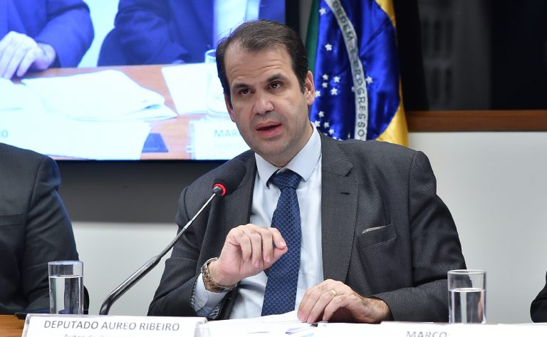 Deputado Aureo Ribeiro fala ao microfone