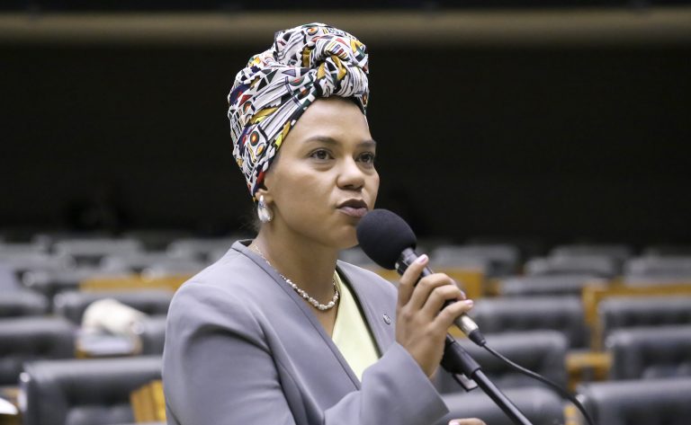 Deputada Dandara fala ao microfone