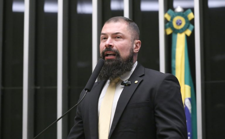 Deputado Delegado Paulo Bilynskyj fala ao microfone