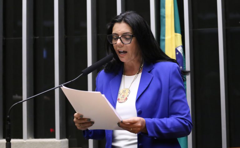 Deputada Delegada Ione (Avante-MG) fala no Plenário da Câmara dos Deputados