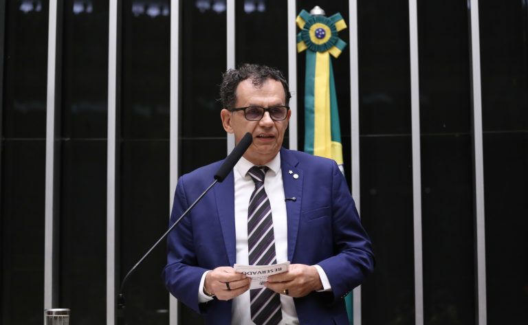 Homenagem ao bicentenário de relações diplomáticas entre o Brasil e a Santa Sé. Dep. Reimont (PT - RJ)
