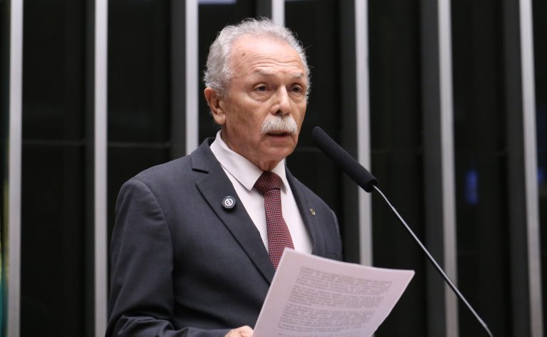Deputado Ricardo Galvão fala ao microfone