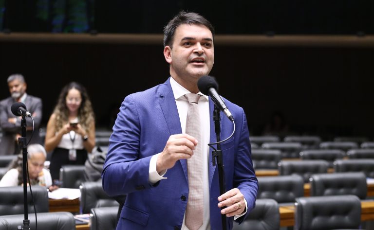 Rubens Pereira Júnior discursa no plenário