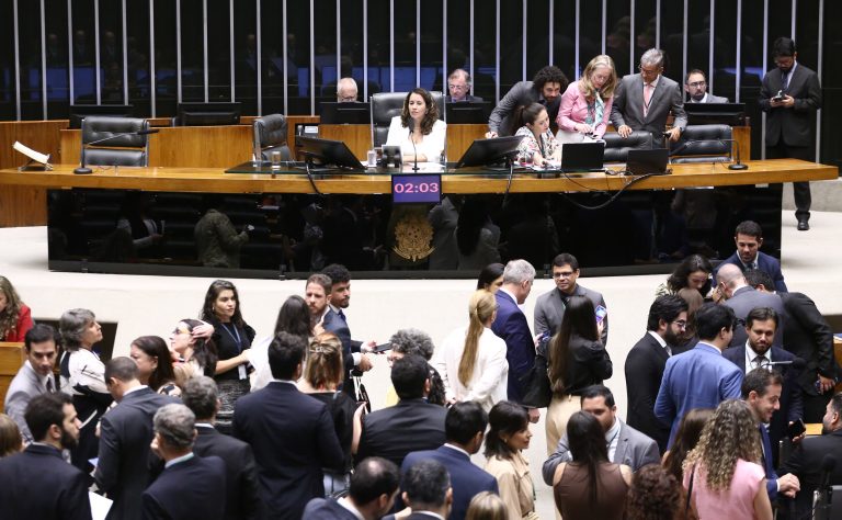 Discussão e votação de propostas legislativas.