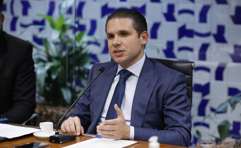 Motta preside a reunião de líderes