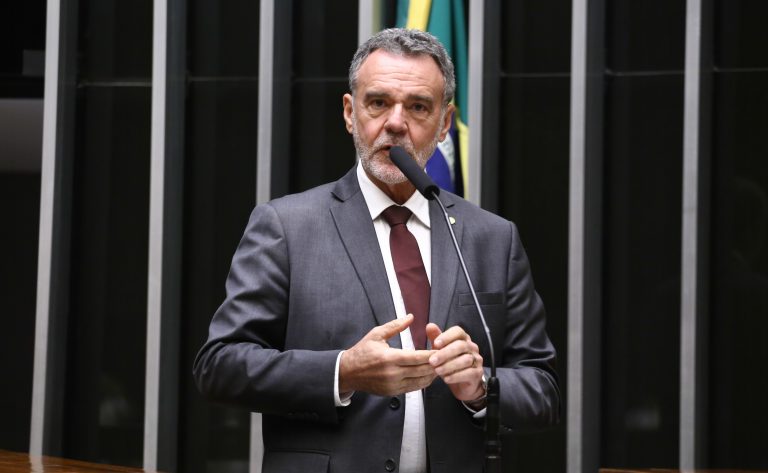 Deputado Daniel Almeida fala ao microfone