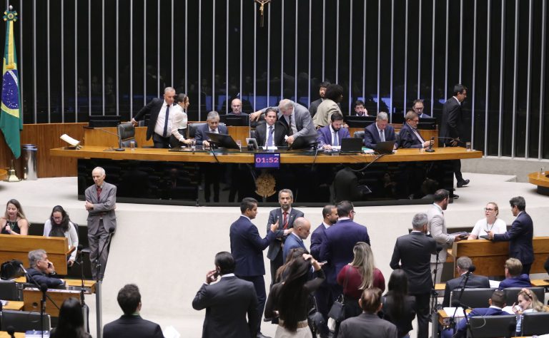 Discussão e votação de propostas legislativas.