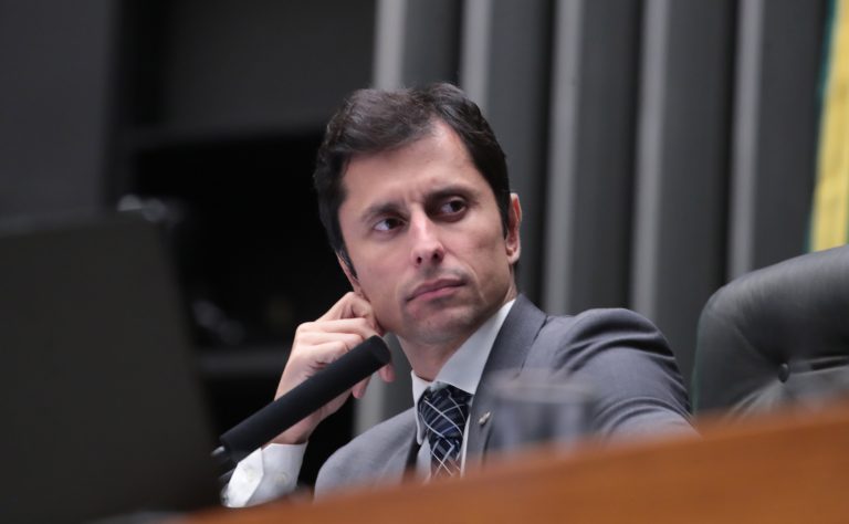 Deputado Duarte Jr. fala ao microfone