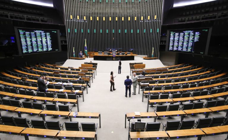 Discussão e votação de propostas legislativas.