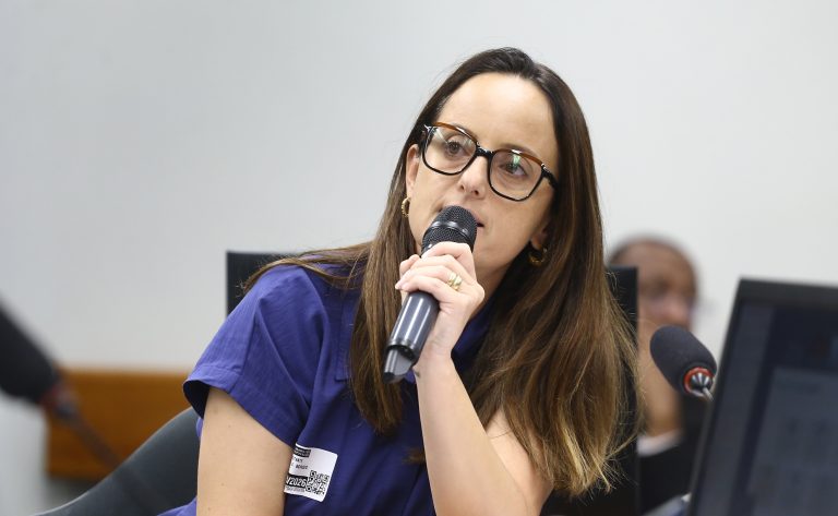 Audiência Pública - Os impactos da pirataria no mercado de apostas online e medidas regulatórias e de proteção ao consumidor. Diretora Executiva do Laboratório de Direitos Humanos e Novas Tecnologias - LAB SUL, Leticia Ferraz.