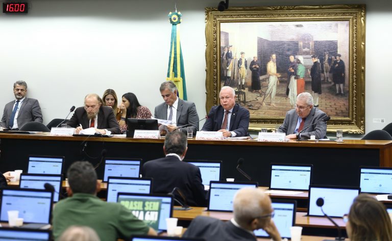 Audiência Pública – Debate sobre a <a class='linkProposicao' href='https://www.camara.leg.br/noticias/632530-pec-reduz-jornada-semanal-de-trabalho-de-44-para-36-horas'>PEC 221/2019</a> (Fim da escala 6x1). Dep. Leur Lomanto Júnior (UNIÃO-BA). Dep. Paulo Azi (UNIÃO-BA)