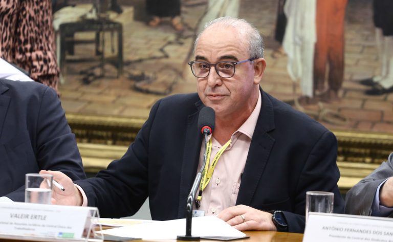 Audiência Pública – Debate sobre a <a class='linkProposicao' href='https://www.camara.leg.br/noticias/632530-pec-reduz-jornada-semanal-de-trabalho-de-44-para-36-horas'>PEC 221/2019</a> (Fim da escala 6x1). Secretário Nacional de Assuntos Jurídicos - Central Única dos Trabalhadores - CUT, Valeir Ertle.