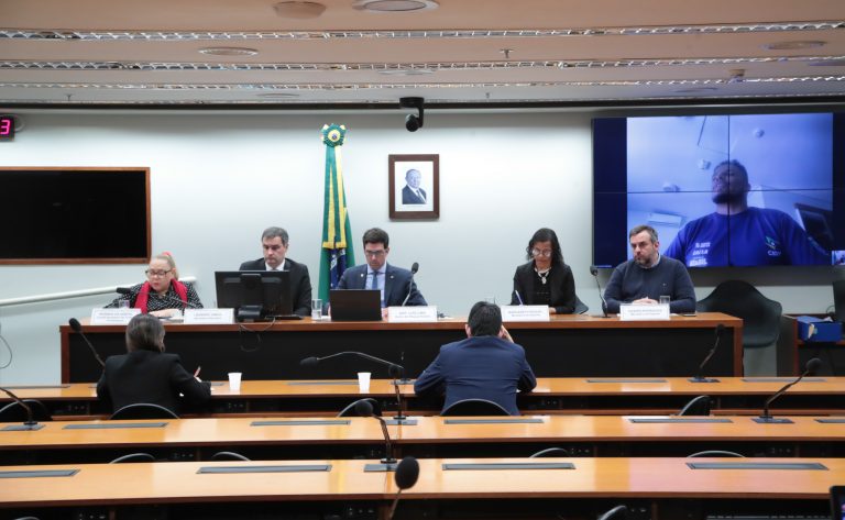 Audiência Pública - Primeiro contrato com jovens atletas (<a class='linkProposicao' href='https://www.camara.leg.br/noticias/1054108-projeto-preve-indenizacao-para-organizacao-formadora-que-perde-jovem-atleta-para-outra-modalidade-esportiva'>PL 936/2024</a>).