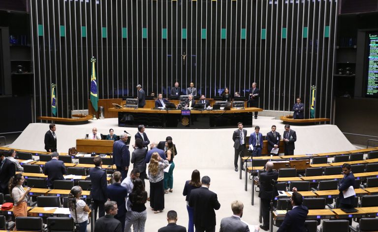 Deputados reunidos no plenário