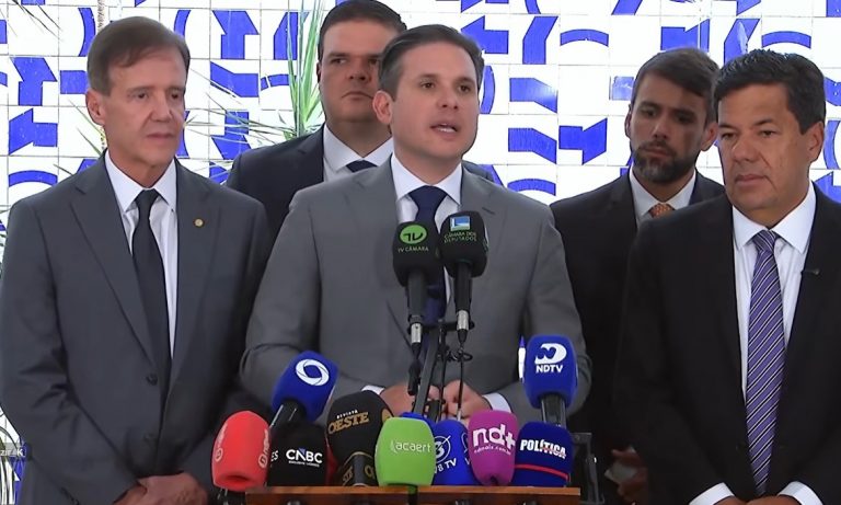 Motta concede entrevista ao lado de Mendonça Filho (D) e Aluísio Mendes