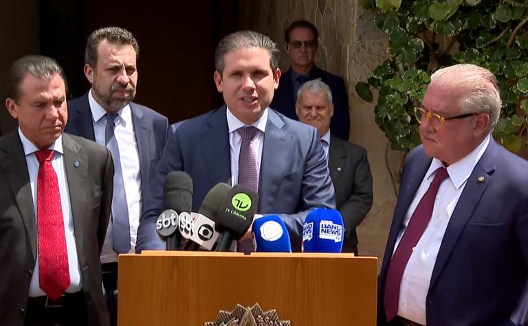 Motta concede entrevista ao lado de Luiz Marinho (E), Boulos e Augusto Coutinho