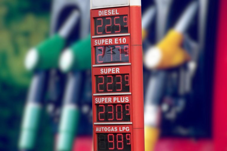 Placa de preços num posto de gasolina