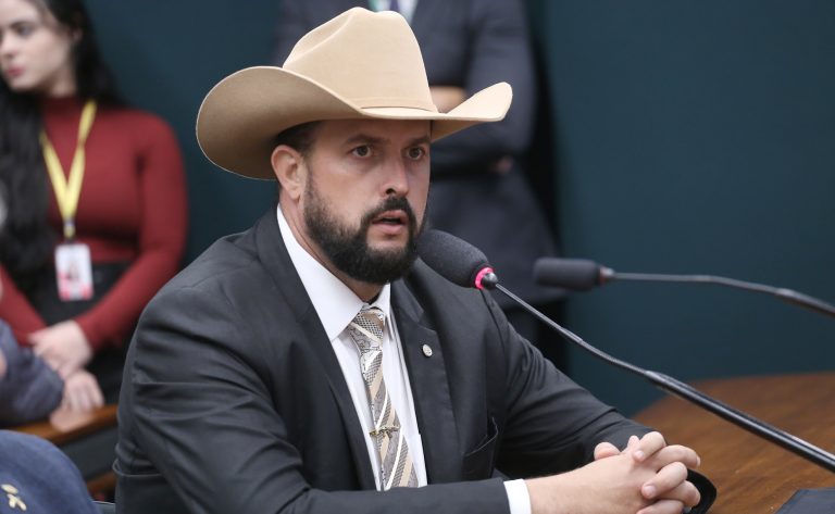 Deputado Zé Trovão fala ao microfone
