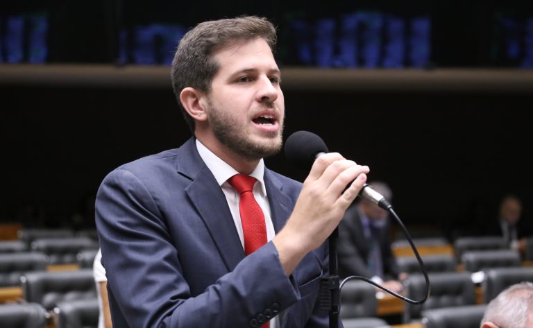 Deputado Pedro Campos fala ao microfone
