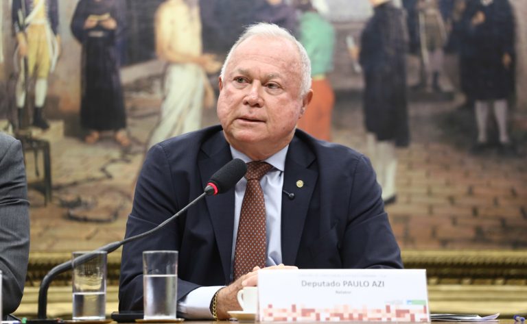 Deputado Paulo Azi fala ao microfone