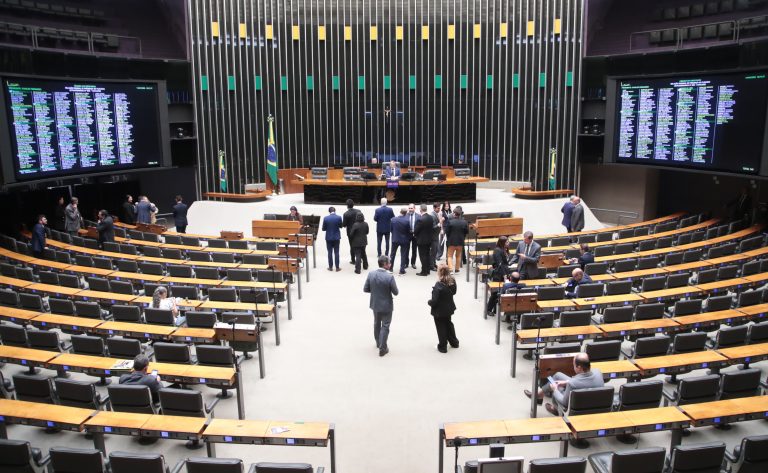 Discussão e votação de propostas legislativas.