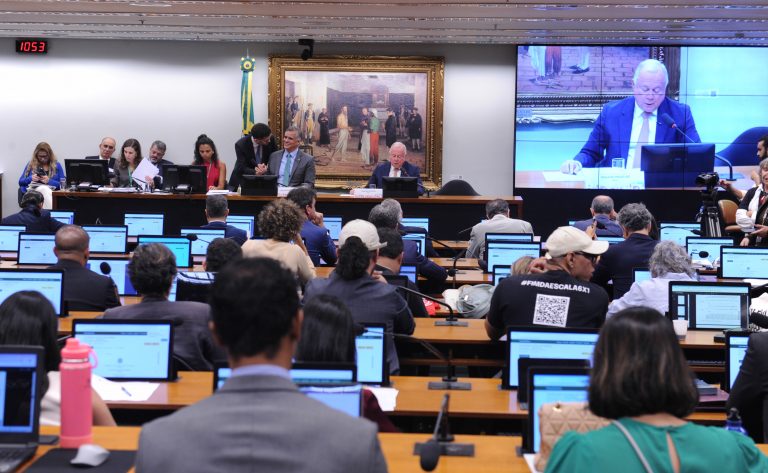 Discussão e votação de propostas legislativas.