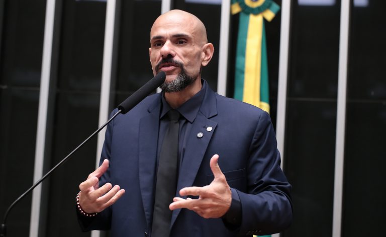 Deputado Sargento Portugal fala ao microfone