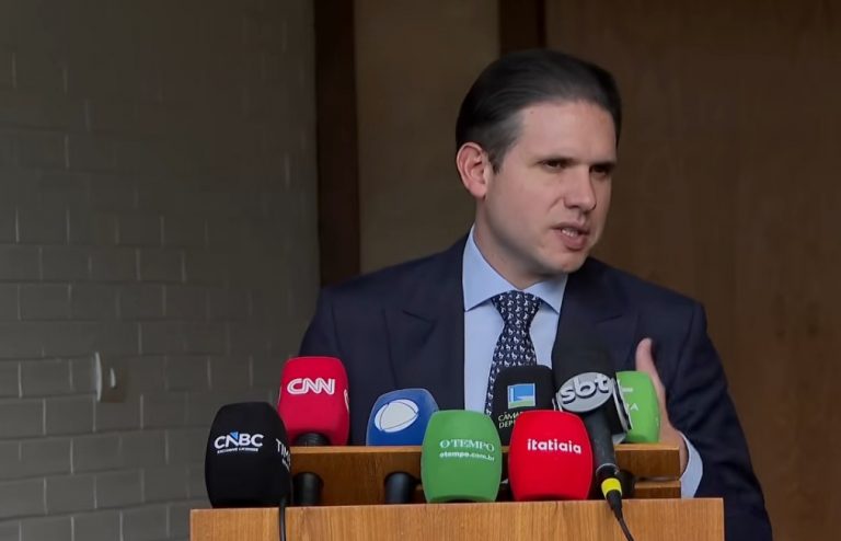 Motta concede entrevista coletiva