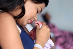 Lei estabelece limite de 30 dias para INSS pagar salário-maternidade