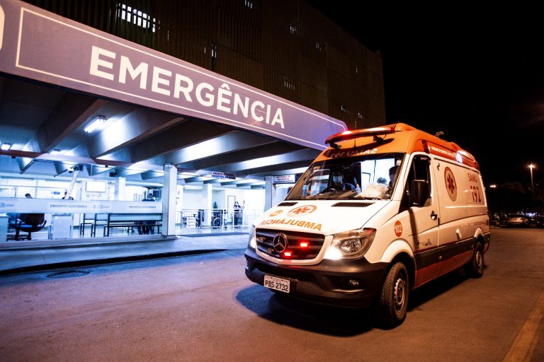 Ambulância do Samu em frente a emergência de hospital em Brasília