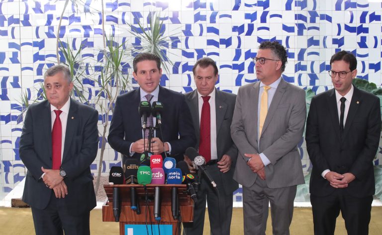 Coletiva de imprensa. Ministro das Relações Institucionais, José Guimarães. Presidente da Câmara dos Deputados, Hugo Motta (REPUBLICANOS - PB). Ministro de Estado do Trabalho e Emprego , Luiz Marinho. Dep. Alencar Santana (PT - SP) e Dep. Leo Prates (REPUBLICANOS - BA)