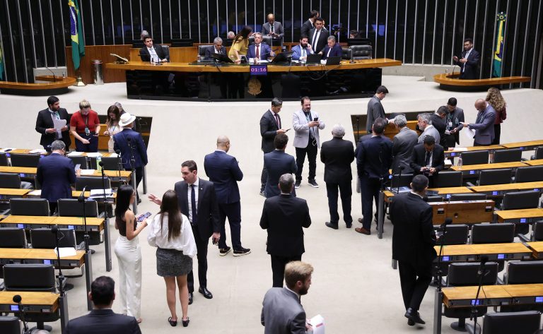 Discussão e Votação de propostas legislativas.