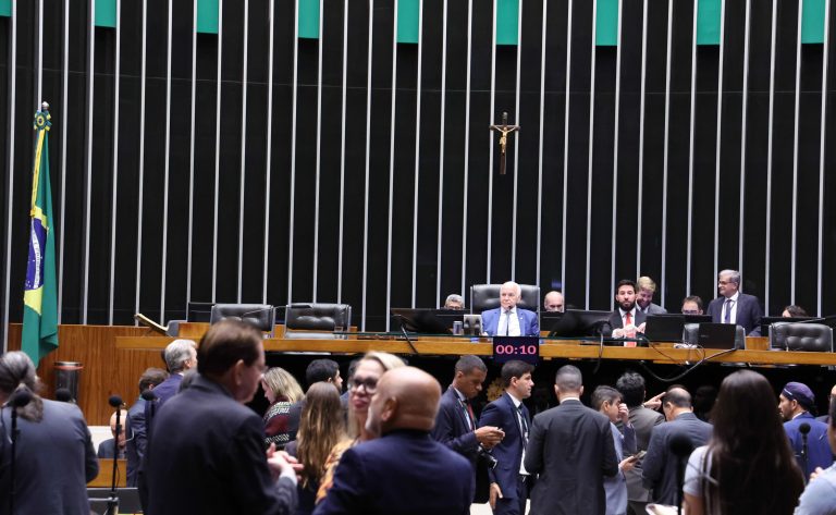 Discussão e Votação de propostas legislativas.