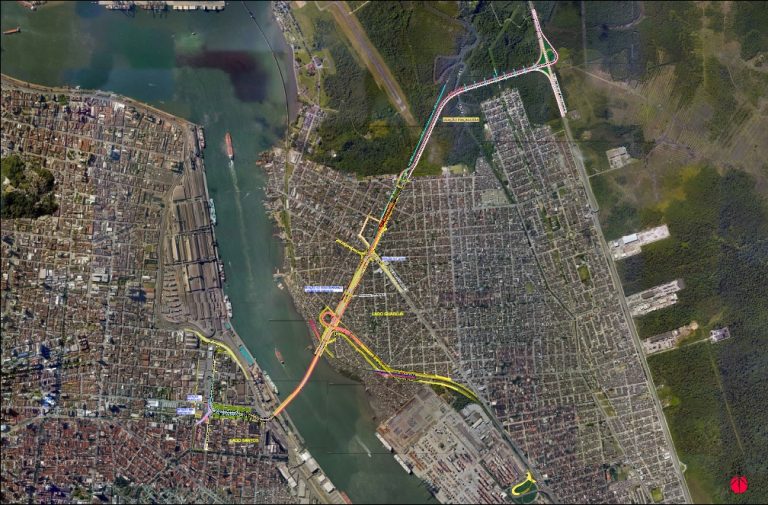 Imagem aérea de uma região portuária e urbana cortada por um canal de água. À esquerda, há áreas densamente ocupadas por construções e estruturas do porto; à direita, bairros residenciais, trechos de vegetação e áreas industriais. Sobre a foto, aparecem linhas coloridas indicando o traçado de um projeto viário, com vias em amarelo, vermelho, verde e azul, incluindo acessos, alças e conexões entre as margens. O destaque central é uma ponte ou travessia sobre o canal, ligando o lado de Santos ao lado do Guarujá. Também há pequenas legendas e marcações técnicas distribuídas ao longo do percurso.