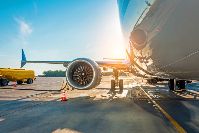 Avião sendo abastecido