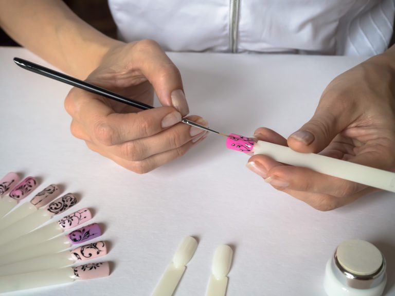 Manicure pinta unhas postiças