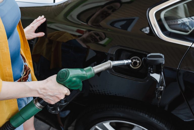 Uma pessoa abastece o carro com gasolina