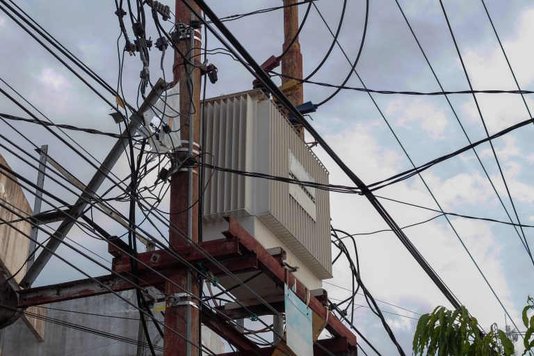 Poste com muitos fios de energia elétrica
