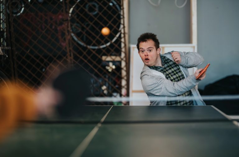 Menino com Síndrome de down joga ping-pong