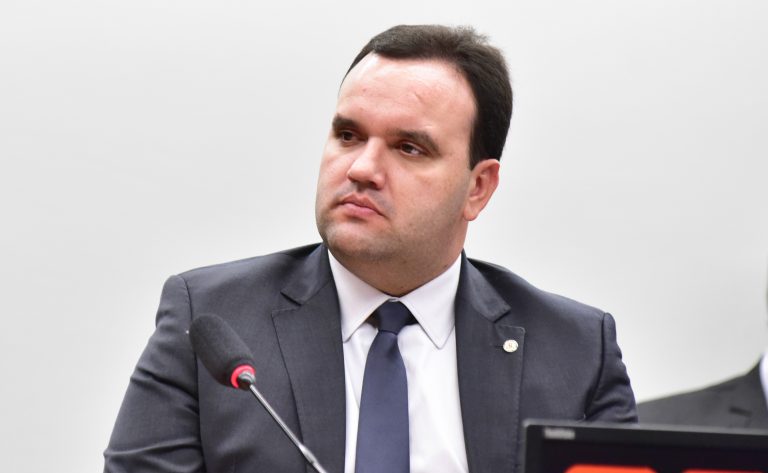 deputado luciano amaral em reunião de comissão